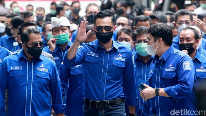 Yudhoyono tiba di kantor Kemenkumham, Jakarta. AHY tampak didampingi sejumlah kader Demokrat saat sambangi Kemenkum HAM.