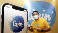 Melanjutkan transformasi layanan perbankan digital Bank Mandiri, Livin’ by Mandiri diperkenalkan sebagai pengganti nama aplikasi Mandiri Online yang akan disempurnakan dengan berbagai kemudahan bagi nasabah dalam mengakses layanan perbankan perseroan di era bank 4.0.