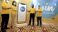 (Ki-ka) Dirut Bank Mandiri Darmawan Junaidi, Wadirut Alexandra Askandar, Direktur Teknologi Informasi Rico Usthavia Frans serta Direktur Jaringan & Retail Banking Aquarius Rudianto saat memperkenalkan Livin’ by Mandiri di Jakarta, Senin (8/3).