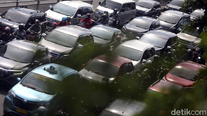 Kemacetan terlihat di ruas jalan Ibu Kota pagi ini. Belum berlakunya ganjil genap imbas perpanjangan PPKM mikro disinyalir jadi salah satu penyebab macet.