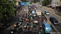 Kemacetan itu disinyalir terjadi salah satunya akibat belum berlakunya penerapan ganjil genap imbas diperpanjangnya Pemberlakuan pembatasan kegiatan masyarakat (PPKM) skala mikro.