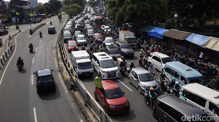 Kemacetan terlihat di ruas jalan Ibu Kota pagi ini. Belum berlakunya ganjil genap imbas perpanjangan PPKM mikro disinyalir jadi salah satu penyebab macet.