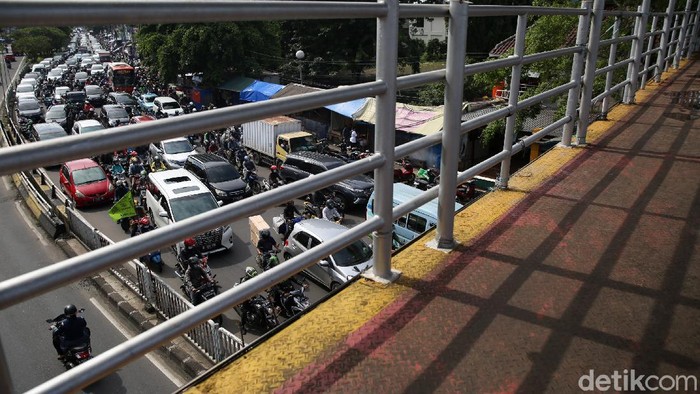 Kemacetan terlihat di ruas jalan Ibu Kota pagi ini. Belum berlakunya ganjil genap imbas perpanjangan PPKM mikro disinyalir jadi salah satu penyebab macet.