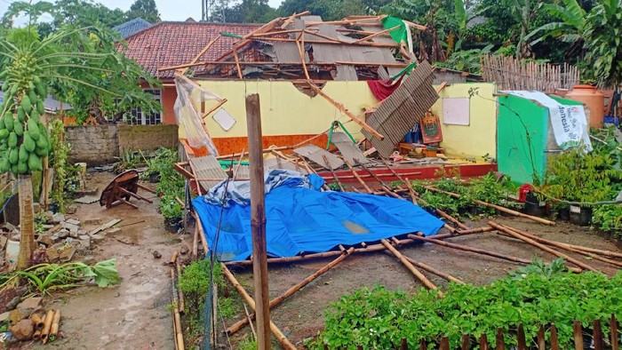 Belasan rumah di Purwakarta rusak diterjang angin puting beliung