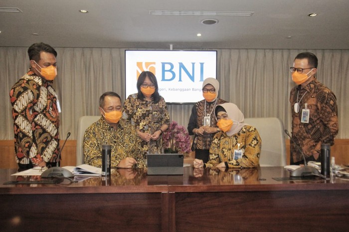 (Ki-Ka) Direktur Treasury dan International BNI Henry Panjaitan, Direktur Utama BNI Royke Tumilaar, Direktur Keuangan BNI Novita Widya Anggraini, Direktur Bisnis Konsumer BNI Corina Leyla Karnalies, Wakil Direktur Utama BNI Adi Sulistyowati, dan Direktur Corporate Banking BNI Silvano Rumantir pada Public Expose BNI Tahun 2020 di Jakarta, Jumat (29 Januari 2021).