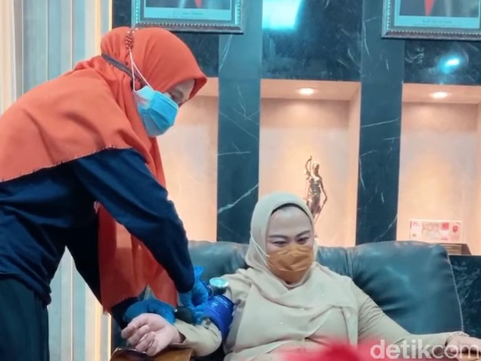 Bupati Karawang Cellica menjalani vaksinasi Corona