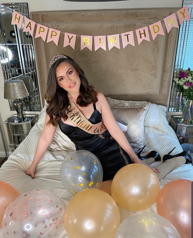 Saat tampil untuk OnlyFans, Charlotte sudah tidak merasa canggung lagi. Dia pun mengaku merasa lebih banyak keuntungan dibanding bekerja sebagai model. Dia bisa mengatur gayanya sendiri tanpa diatur oleh orang lain. oto: Dok. Instagram/@charlierose3