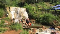 Di area curug juga disediakan beberapa saung dan tikar tempat pengunjung beristirahat sambil menunggu anggota keluarga bermain air. Akses masuk ke objek wisata dari tempat parkir juga lebih nyaman dilalui pengunjung. (Mohamad Arief Rizky/dTraveler)