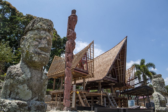 Wisatawan menari Tor Tor di depan patung Sigale-gale di Desa Wisata Tomok, Simanindo, Samosir, Sumatera Utara.