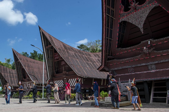 Wisatawan menari Tor Tor di depan patung Sigale-gale di Desa Wisata Tomok, Simanindo, Samosir, Sumatera Utara.