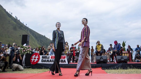 Di kawasan Sibisa, Kecamatan Ajibata, Kabupaten Toba Samosir, pengelola wisata The Kaldera Toba Nomadic Escap menyiapkan lokasi kegiatan glamping (kemah mewah)untuk menikmati alam sekitar Danau Toba. Di kawasan Sibisa, Kecamatan Ajibata, Kabupaten Toba Samosir, pengelola wisata The Kaldera Toba Nomadic Escap menyiapkan lokasi kegiatan glamping (kemah mewah)untuk menikmati alam sekitar Danau Toba.