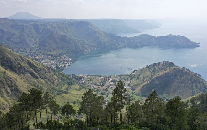 Hamparan air Danau bewarna biru menjadi pemandangan apik saat berkunjung ke Tanah Batak. Pohon pinus yang menjulang tinggi menambah segarnya udara di sekitarnya.