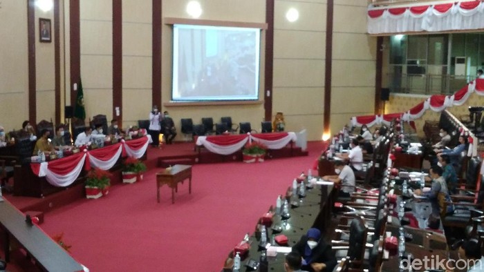 DPRD dan Pemko Medan rapat paripurna menetapkan ranperda 2021. Dalam rapat, Walkot Medan Bobby Nasution mengungkap 5 program prioritas. (Datuk Haris/detikcom)