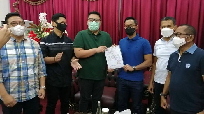 Dukungan dari Indonesia Timur untuk Anindya Bakrie Wakil Ketua Umum Kadin Indonesia Anindya Bakrie (tengah), Ketua Kadin Sulut Rio Dondokambey (kanan) dan Ketua Kadin Sulsel Andi Iwan Darmawan Aras (kiri), mengepalkan tangan bersama saat Deklarasi dukungan Kadin daerah Indonesia Timur, di Manado, Sulawesi Utara, Sabtu (06/03/2021). Sebanyak 9 Kadin daerah di Indonesia Timur menyatakan dukungan kepada Anindya Bakrie untuk menjadi Ketua Umum Kadin Indonesia menggantikan Rosan Roeslani yang ditunjuk Presiden Jokowidodo menjadi Duta Besar Indonesia untuk Amerika Serikat.