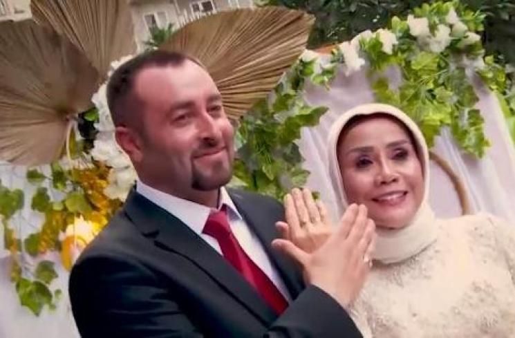 Emma Fauziah Emma Fauziah dan suami