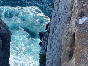 Pemanjat Tebing Cedera Parah Setelah Jatuh dari Ketinggian 15 Meter