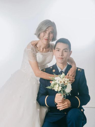 Foto Nenek 85 tahun dan Pria muda