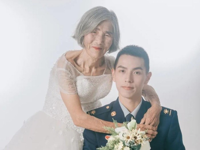 Foto Nenek 85 tahun dan Pria muda Foto Nenek 85 tahun dan Pria muda