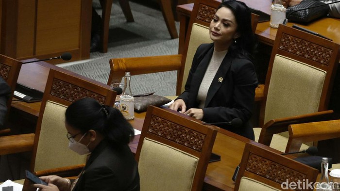 Anggota DPR RI Krisdayanti mengikuti rapat paripurna di Gedung Parlemen Senayan, Jakarta, Senin (8/3). Krisdayanti sempat melepas masker.