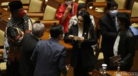 Krisdayanti terlihat mengobrol dengan anggota DPR lainnya.