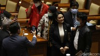 Beberapa anggota DPR mengambil foto Krisdayanti.