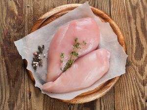 Warga Malaysia Mendadak Terancam Panic Buying Ayam, Ada Apa?