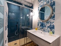 Video Islam Tidak Mengharamkan Bernyanyi di Kamar Mandi, Tapi...