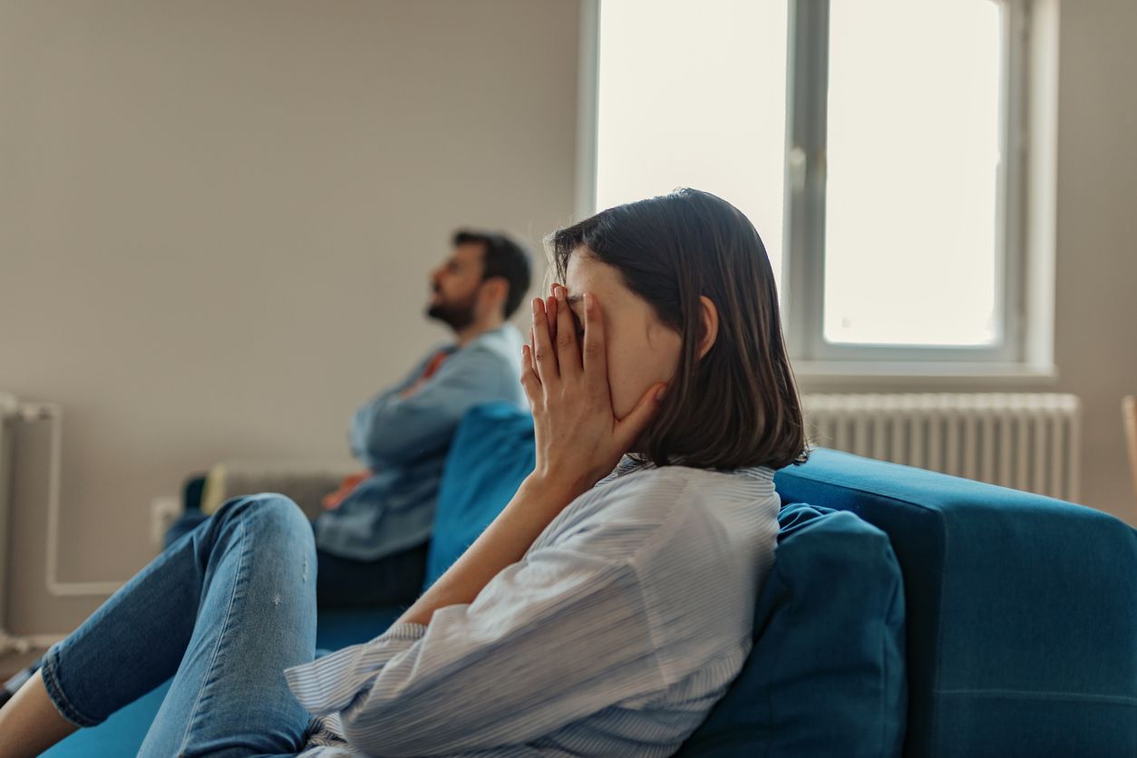 Pasangan yang Tidak Bahagia Setelah Bertengkar di Ruang Tamu di Rumah.  Gadis Muda Termenung Sedih Memikirkan Masalah Hubungan Duduk di Sofa Dengan Pacar yang Tersinggung, Konflik dalam Pernikahan, Pasangan yang Kesal Setelah Pertengkaran Sengketa, Membuat Keputusan Putus Bercerai