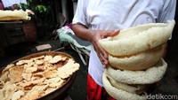 Makanan tradisional tersebut sangat laku di toko oleh-oleh Kota Solo.