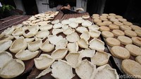 Makanan intip itu dipasarkan oleh pedagang-pedagang di wilayah Solo hingga keluar pulau Jawa.