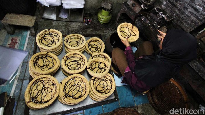 Intip adalah makanan yang terbuat dari nasi. Industri intip di Palur, Karanganyar, Jawa Tengah, mampu bertahan di tengah pandemi.