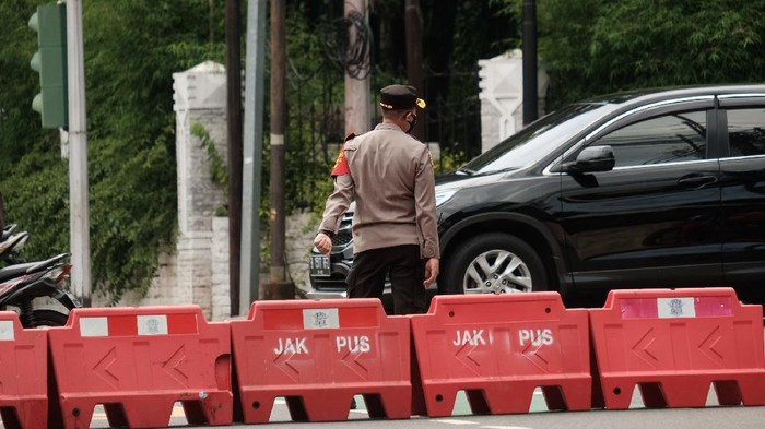Jalan depan Gedung KPU ditutup jelang kedatangan massa AHY (Foto: Andhika Prasetia/detikcom)