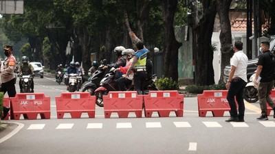 Jalan Depan Gedung KPU Ditutup Jelang Kedatangan Massa AHY