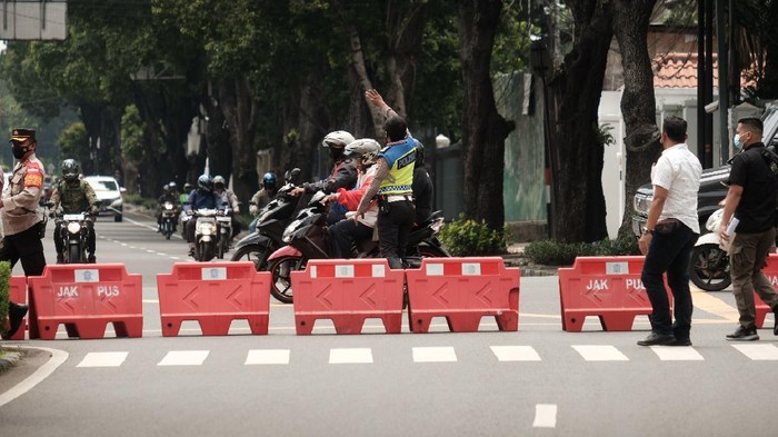 Jalan depan Gedung KPU ditutup jelang kedatangan massa AHY (Foto: Andhika Prasetia/detikcom) Jalan depan Gedung KPU ditutup jelang kedatangan massa AHY (Foto: Andhika Prasetia/detikcom)