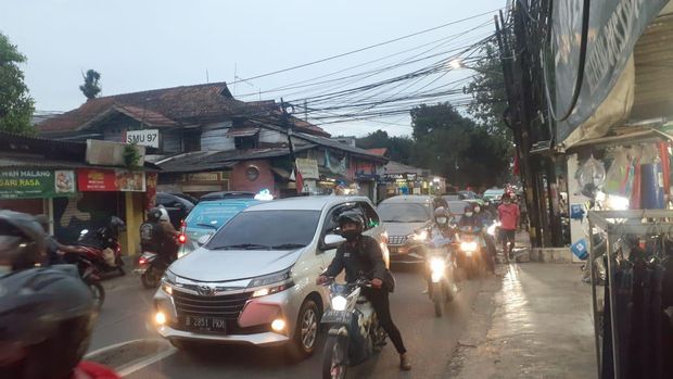 Jalan Moh Kahfi 1 Jagakarsa Jakarta Selatan, padat pada Senin (8/2/2021).
