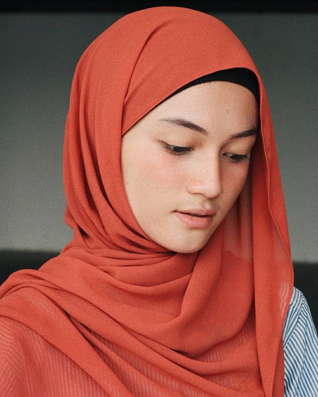 Warganet juga ikut terpana saat melihat paras cantik dari Jihan yang sedang selfie. Dalam foto ini, Jihan Salsabila memakai hijab pashmina terracotta dan atasan stripe. Warna hijab terracotta bisa membuat kulit wajah kamu terlihat lebih cerah. Foto: Instagram @jihan.ghazali.