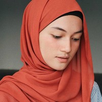 Warganet juga ikut terpana saat melihat paras cantik dari Jihan yang sedang selfie. Dalam foto ini, Jihan Salsabila memakai hijab pashmina terracotta dan atasan stripe. Warna hijab terracotta bisa membuat kulit wajah kamu terlihat lebih cerah. Foto: Instagram @jihan.ghazali.