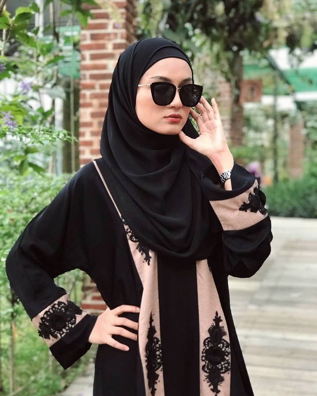 Ustaz Syam atau Syamsuddin Nur Makka yang melamar Jihan adalah seorang pendakwah. Awalnya dia menjadi penulis naskah ceramah Ustaz Maulana kemudian mendapatkan tawaran untuk menyampaikan dakwah. Saat ini, namanya semakin dikenal masyarakat karena ia mengisi acara di Islam Itu Indah di Transtv. Foto: Instagram @jihan.ghazali.