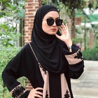 Ustaz Syam atau Syamsuddin Nur Makka yang melamar Jihan adalah seorang pendakwah. Awalnya dia menjadi penulis naskah ceramah Ustaz Maulana kemudian mendapatkan tawaran untuk menyampaikan dakwah. Saat ini, namanya semakin dikenal masyarakat karena ia mengisi acara di Islam Itu Indah di Transtv. Foto: Instagram @jihan.ghazali.