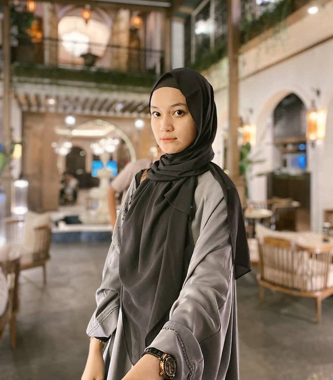 Selain hijab segi empat, Jihan juga mengenakan hijab pashmina yang ia bentuk syari dan tetap terlihat stylish seperti milenial muslimah lainnya. Foto: Instagram @jihan.ghazali.