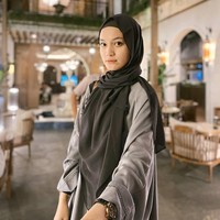 Selain hijab segi empat, Jihan juga mengenakan hijab pashmina yang ia bentuk syari dan tetap terlihat stylish seperti milenial muslimah lainnya. Foto: Instagram @jihan.ghazali.
