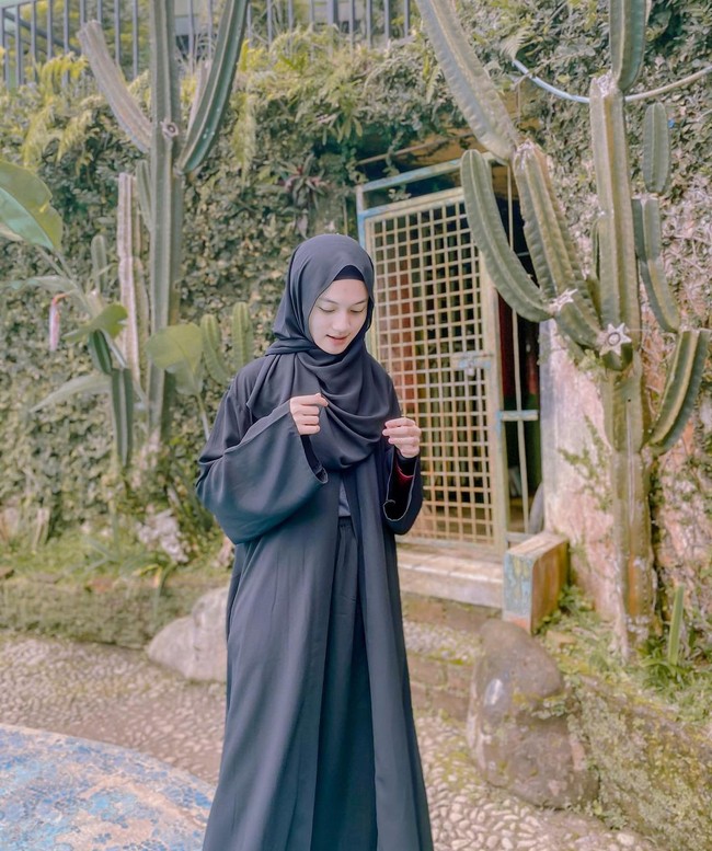 Setelah membuat unggahan tersebut, akun TikTok dan Instagram Jihan Salsabila dipenuhi dengan doa dari warganet. Lancar sampe hari H kak aamiin, ucap akun @dellaky. Definisi jodoh cerminan diri.. masyaAllah 🥺🥺 , takjub akun @Elizasifa. Foto: Instagram @jihan.ghazali.