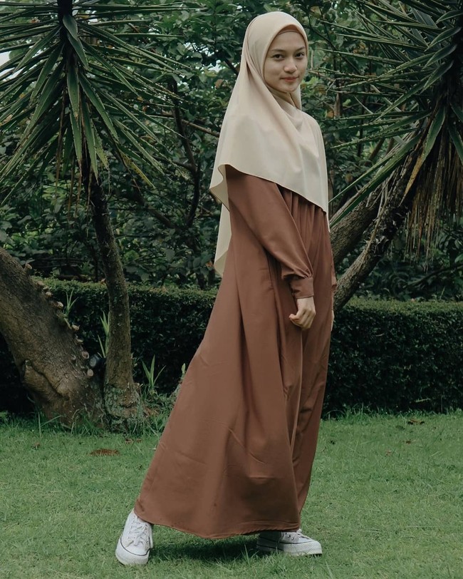 Jihan Salsabila kerap menggunakan hijab segi empat bahan voal dan dibentuk menutupi bagian dada. Ia juga memakai inner hijab yang senada dengan gamis warna cokelatnya. Foto: Instagram @jihan.ghazali.