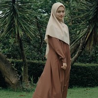 Jihan Salsabila kerap menggunakan hijab segi empat bahan voal dan dibentuk menutupi bagian dada. Ia juga memakai inner hijab yang senada dengan gamis warna cokelatnya. Foto: Instagram @jihan.ghazali.