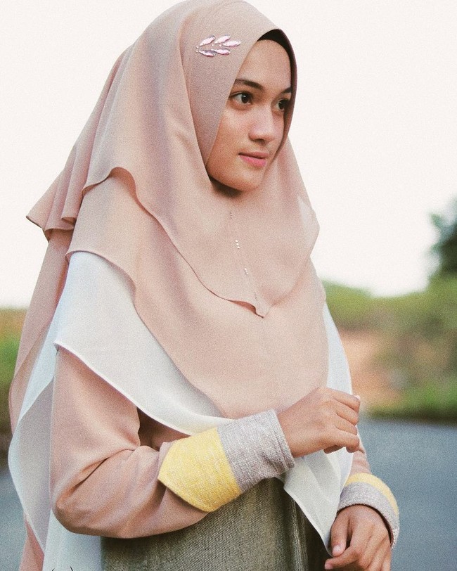 Melalui akun Instagramnya @jihan.ghazali, Jihan Salsabila kerap membagikan foto OOTD. Sementara di TikTok, Jihan membuat video-video yang bernuansa islami. Tak heran, gaya hijabnya selalu menjadi sorotan. Seperti dalam foto ini, Jihan memakai khimar layer warna nude yang membuat wajahnya semakin memesona. Foto: Instagram @jihan.ghazali.