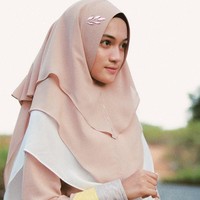 Melalui akun Instagramnya @jihan.ghazali, Jihan Salsabila kerap membagikan foto OOTD. Sementara di TikTok, Jihan membuat video-video yang bernuansa islami. Tak heran, gaya hijabnya selalu menjadi sorotan. Seperti dalam foto ini, Jihan memakai khimar layer warna nude yang membuat wajahnya semakin memesona. Foto: Instagram @jihan.ghazali.