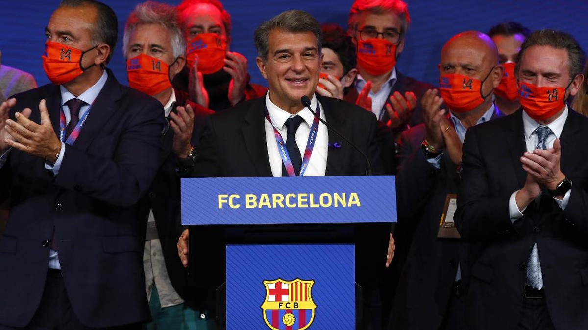 Presiden Barcelona Joan Laporta punya tantangan masif memulihkan ekonomi klub. (Foto: Joan Monfort/AP)