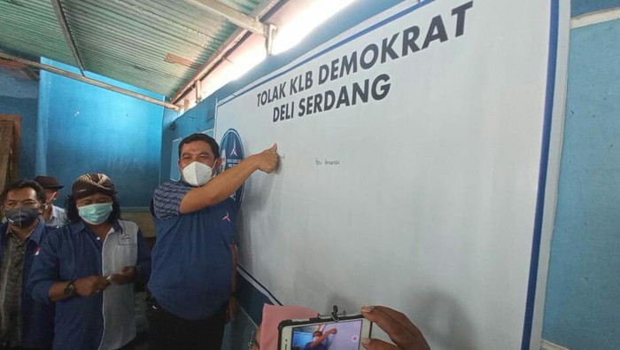 Kader Demokrat menggelar aksi cap jempol darah menolak KLB Deli Serdang di kantor DPC Demokrat Sragen, Senin (8/3/2021). 
dok. Istimewa teman.