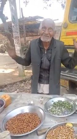 kakek 98 tahun di India masih semangat jualan salad kacang di pinggir jalan walaupun fisiknya sudah renta.
