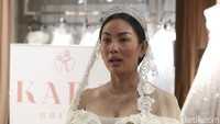 Gaun pernikahan Kalina Oktarani itu berhias glitter dan batu permata swarovski. Foto: Palevi/detikhot